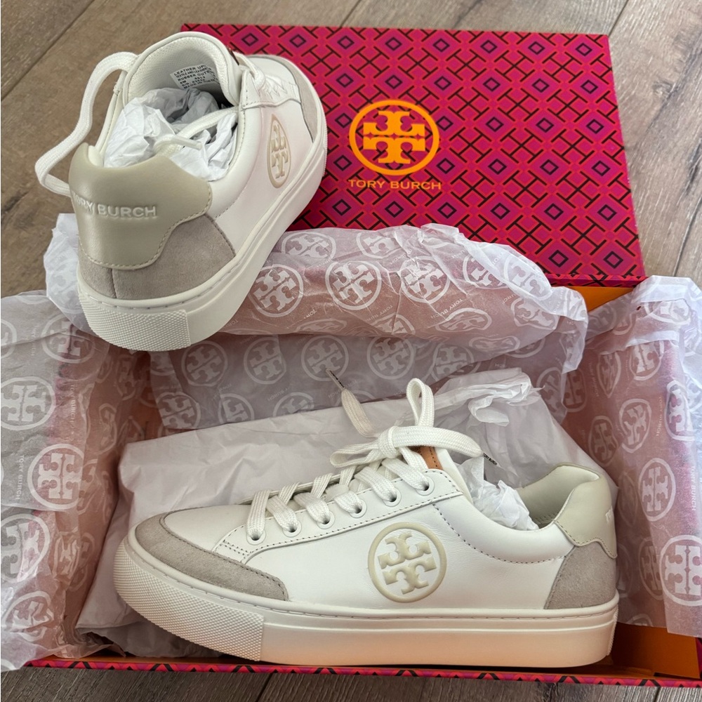 Tory Burch Snow White and Cream Sneakers
Brand New with Box size 6